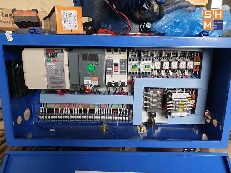 Tủ điện điều khiển tích hợp cả biến tần cho động cơ dầm biên và động cơ nâng hạ