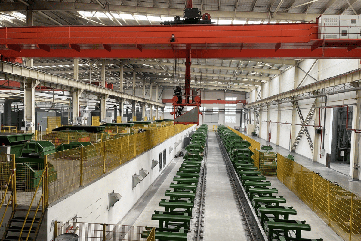pa lăng, cầu trục lắp đặt trong nhà xưởng chế tạo kim loại
