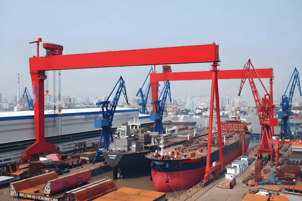 Pa lăng dùng cho xưởng đóng tàu: Cách chọn thiết bị nâng hạ an toàn, bền trong môi trường biển